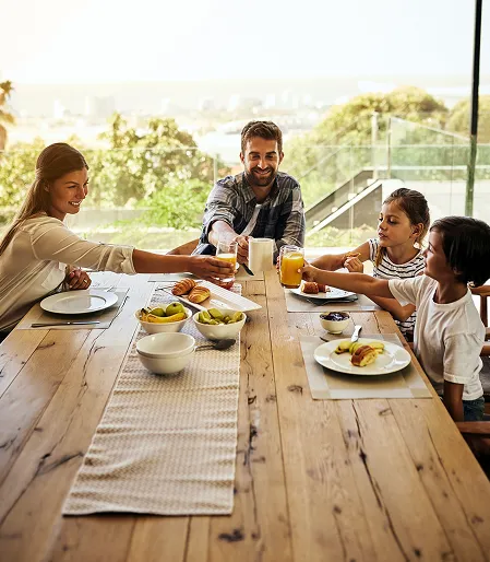 Família reunida à mesa de madeira